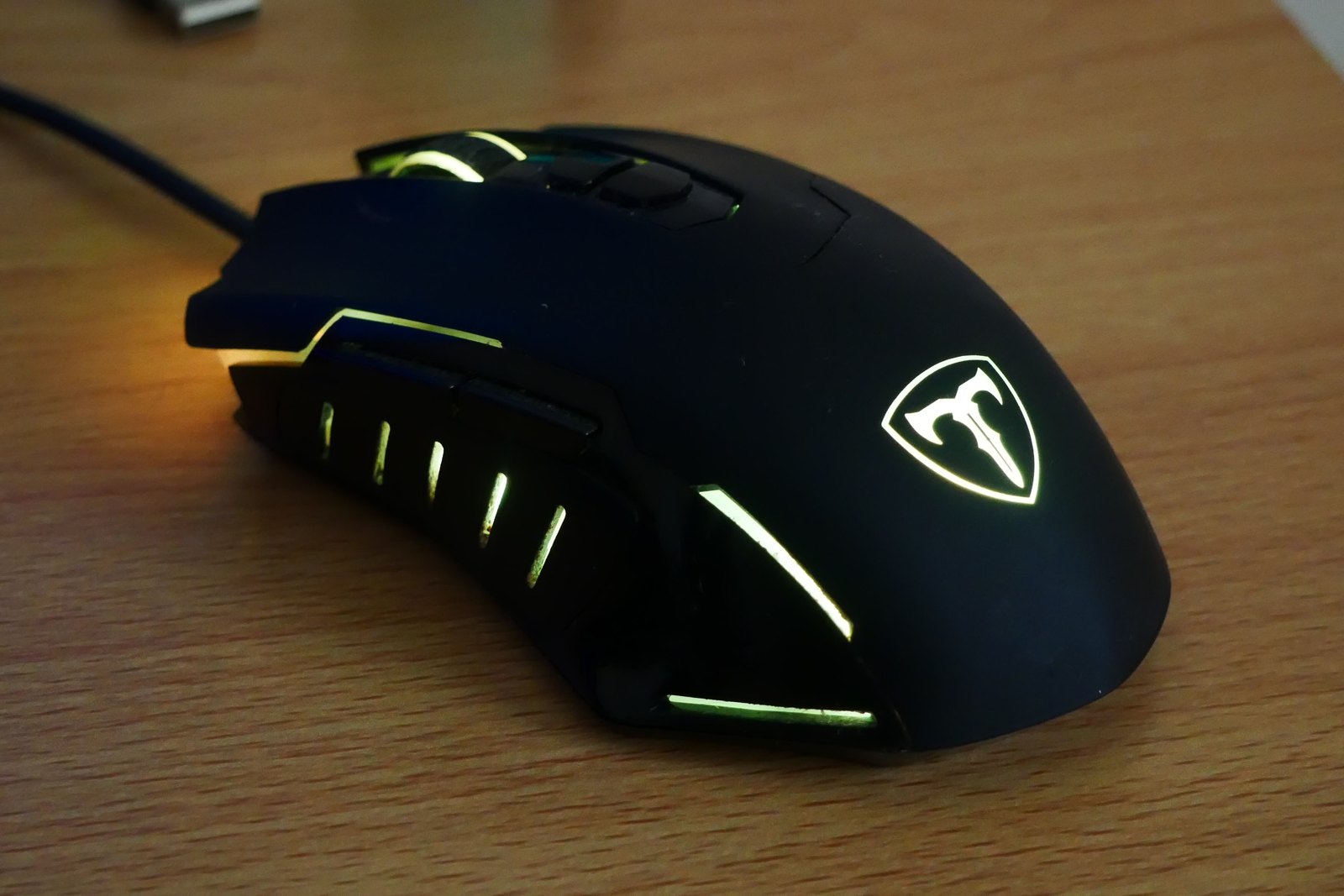 Gaming mouse with a curved shell and side buttons