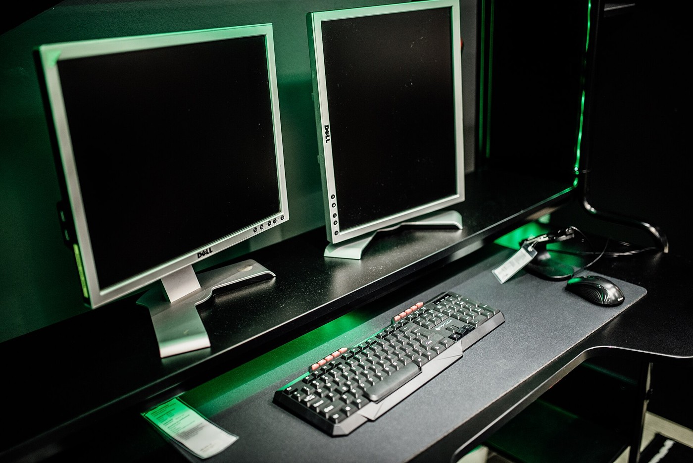 Two screens arranged beside each other at a gaming desk